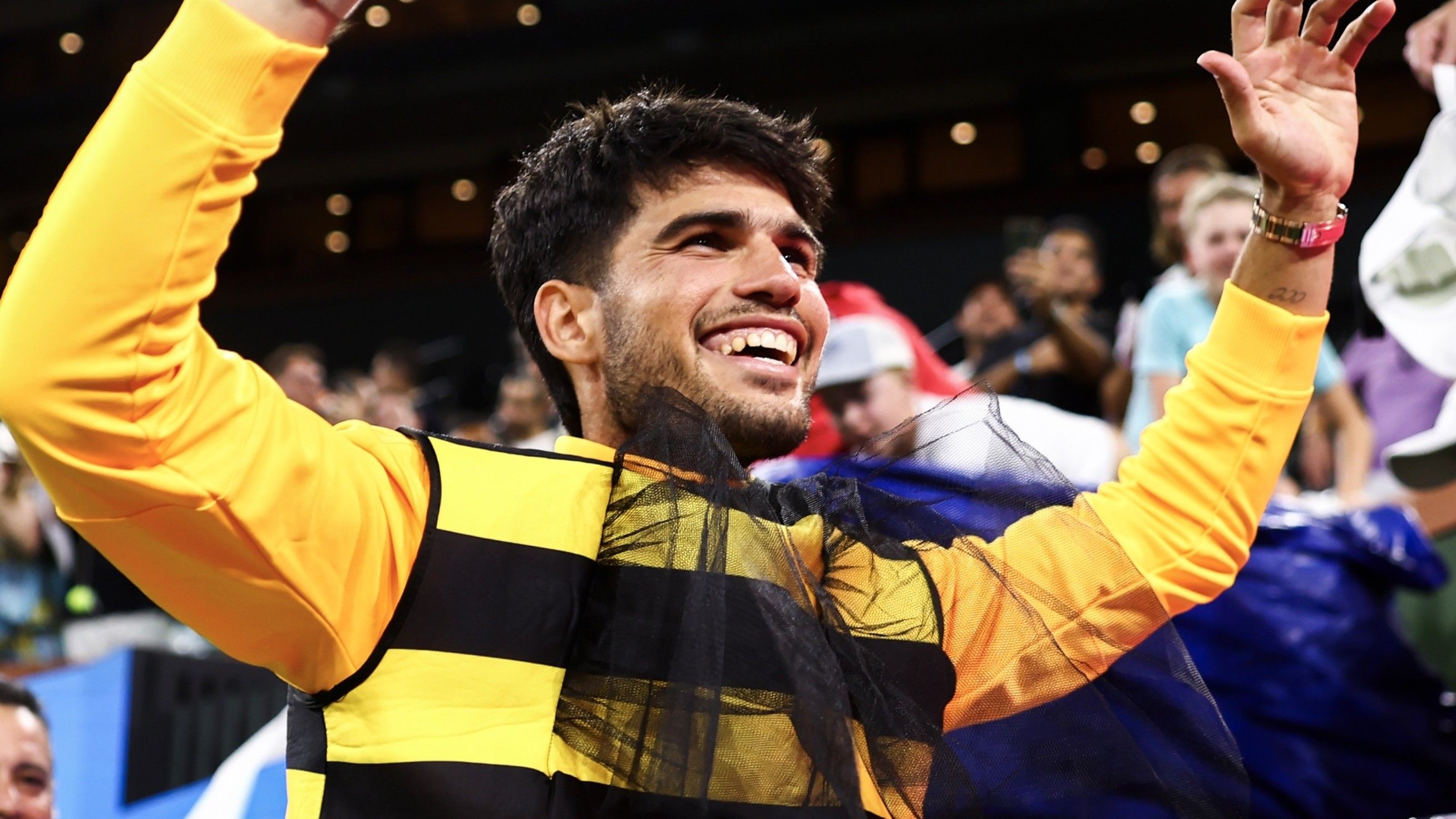 El show de Alcaraz en Indian Wells, arrasa a Norrie y desata la locura disfrazándose de abeja