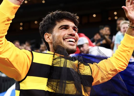 El show de Alcaraz en Indian Wells, arrasa a Norrie y desata la locura disfrazándose de abeja