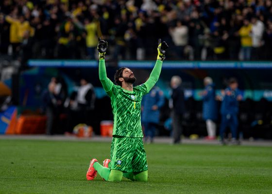 Arne Slot le da una alegría a Carlo Ancelotti: Alisson regresa y apunta al Mundial 