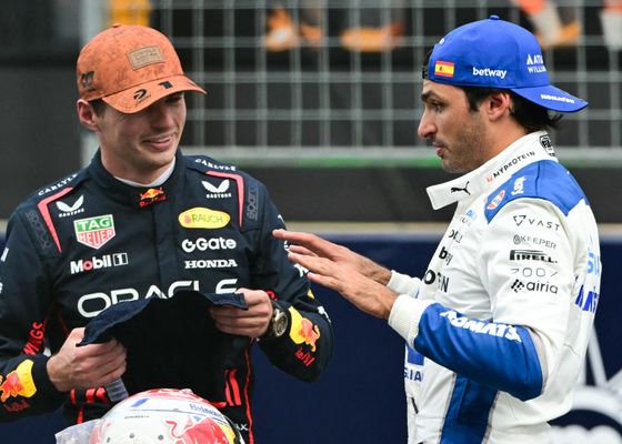 Carlos Sainz y Verstappen sacan provecho de un accidentado sprint en Austin
