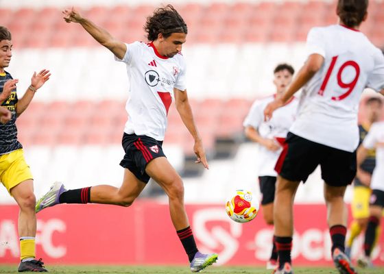 La incipiente perla del Sevilla brinda un sufrido triunfo estival