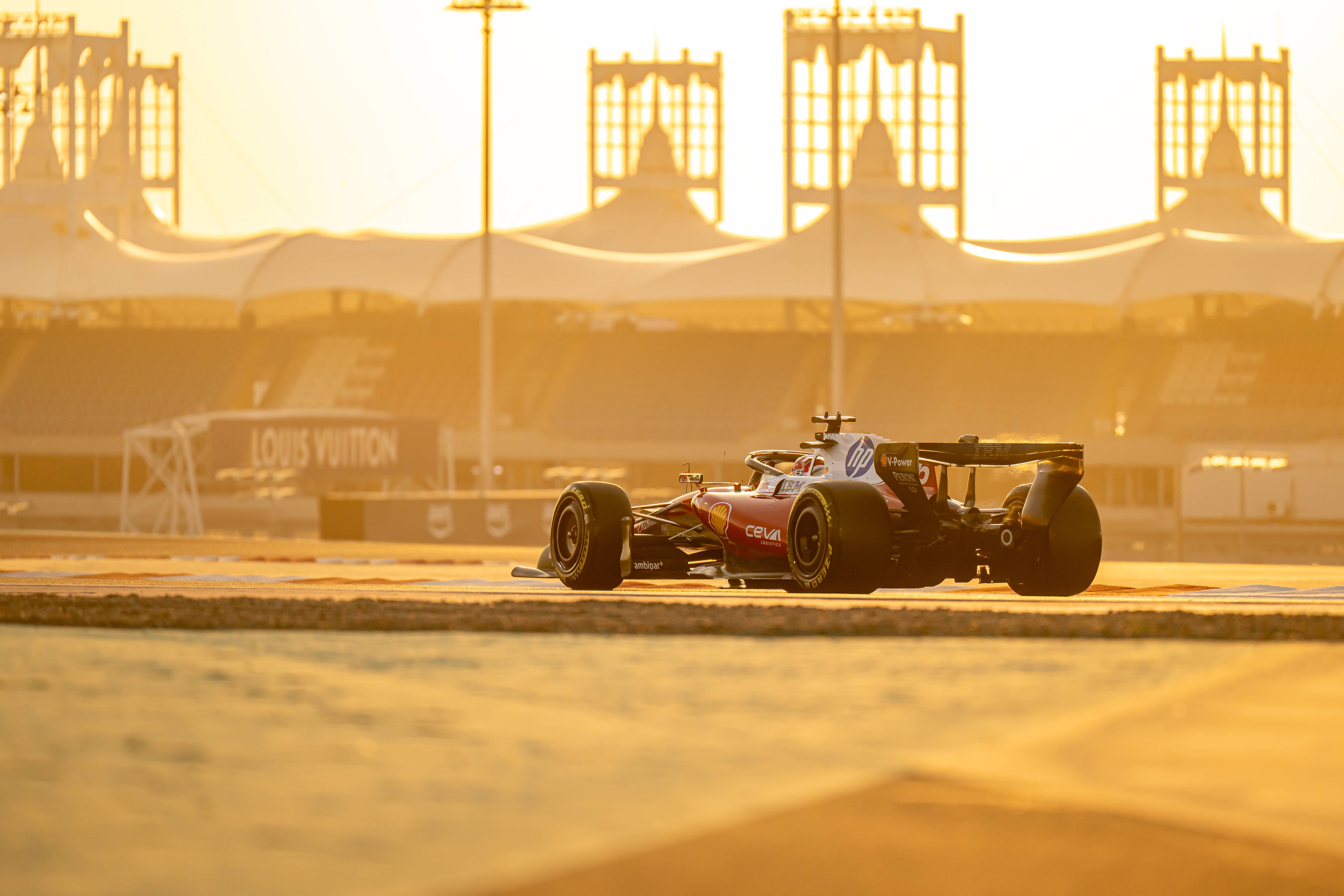 Ferrari termina volando, Mercedes acaba la pretemporada con dudas y el desastre de Aston Martin aumenta