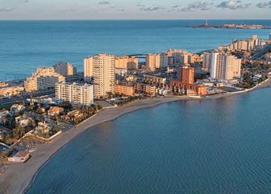 La calle más larga de toda España: cruza dos mares y recuerda a Miami