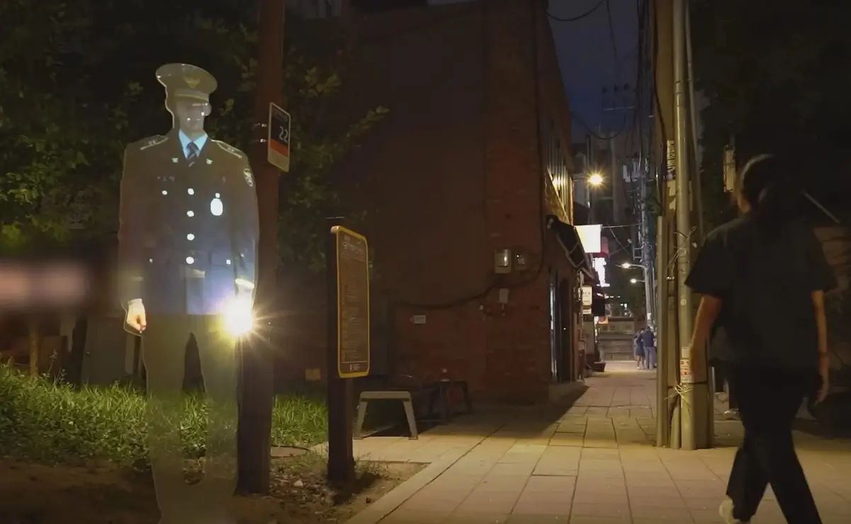 Un escenario de Black Mirror en Seúl: un policía holográfico para disuadir delitos