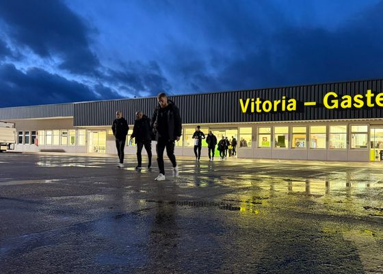 El temporal obliga a cambiar el plan de viaje y el Alavés llega a Sevilla en plena madrugada 