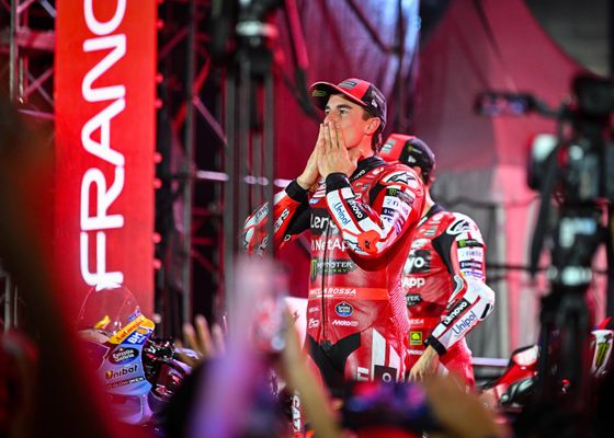 Stoner explica por qué nadie frenó a Marc Márquez: ''Todos le miraban como al jefe final''