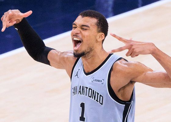 Wembanyama hace historia en su debut en los playoff con los Spurs