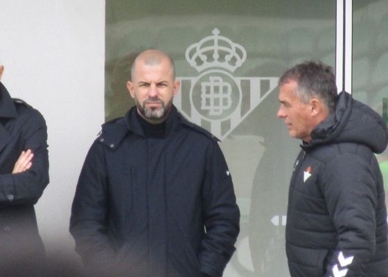 Manu Fajardo y Joaquín Sánchez supervisan a Antony de cara a su debut