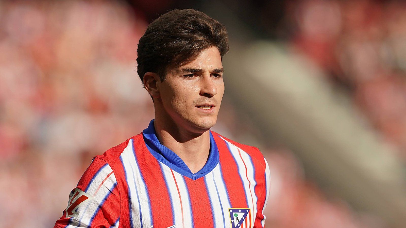 Golpe en la mesa por Julián Álvarez