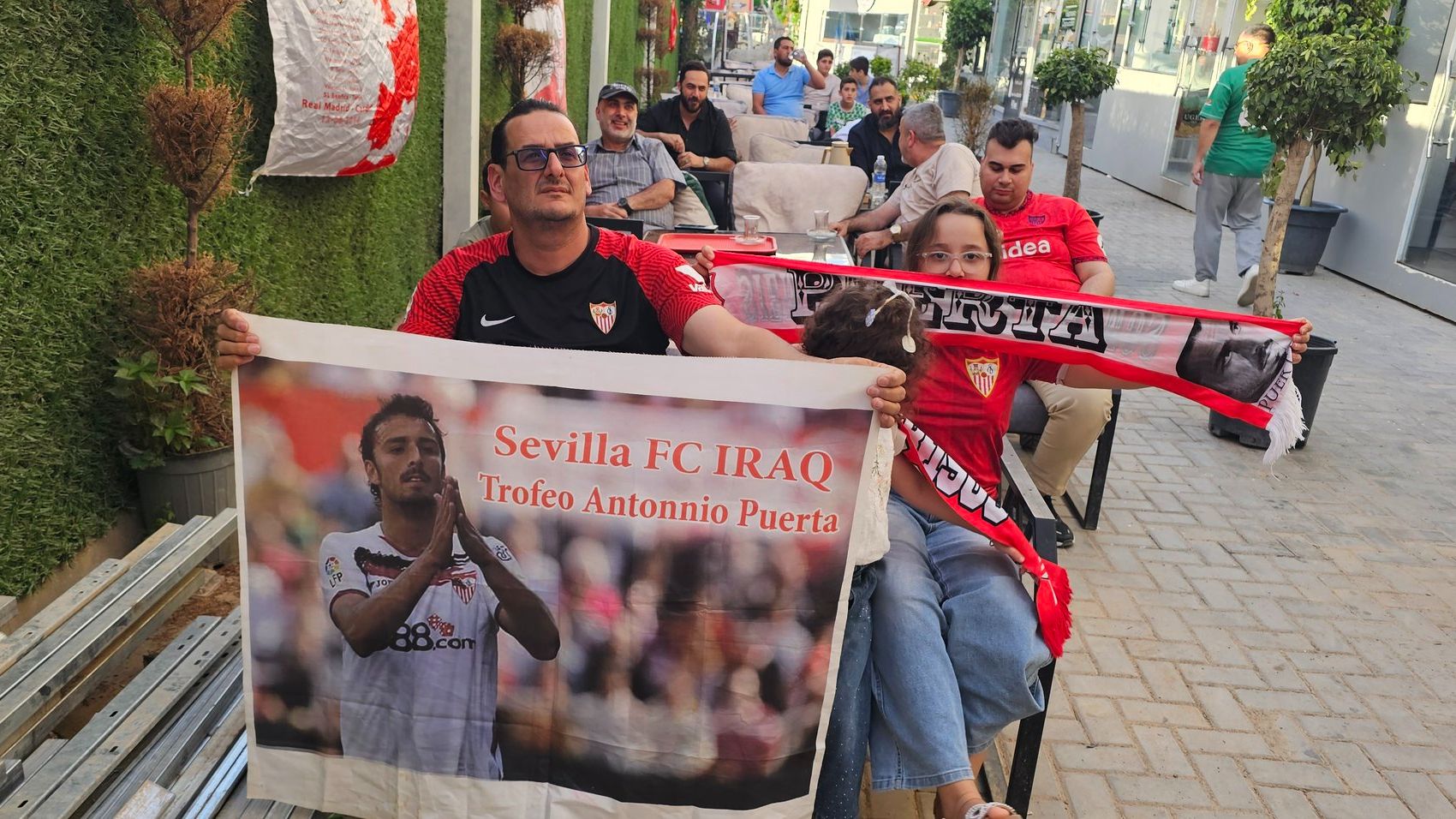 No le dejaron viajar a ver el partido, pero Ahmed Al-Hashimi disfrutó 'haciendo Sevilla' en Bagdad