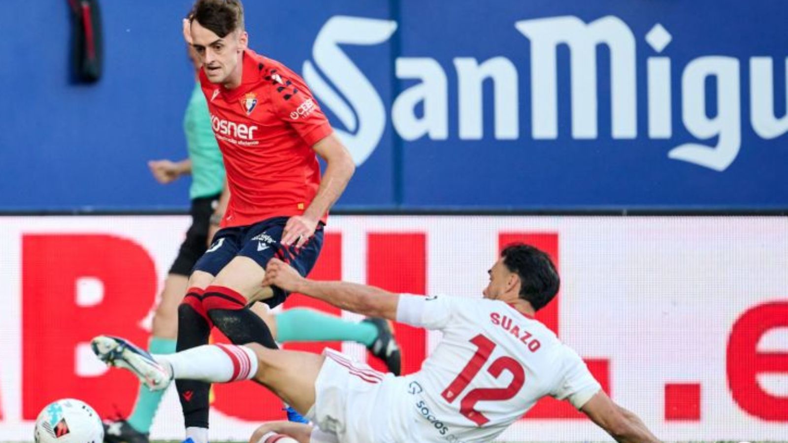 Gudelj y Suazo meten el dedo en la llaga tras la derrota del Sevilla: "Duele muchísimo"