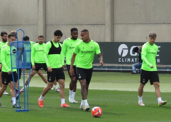 El Real Betis entrena con la ausencia de Fran Vieites en una sesión con cinco bajas