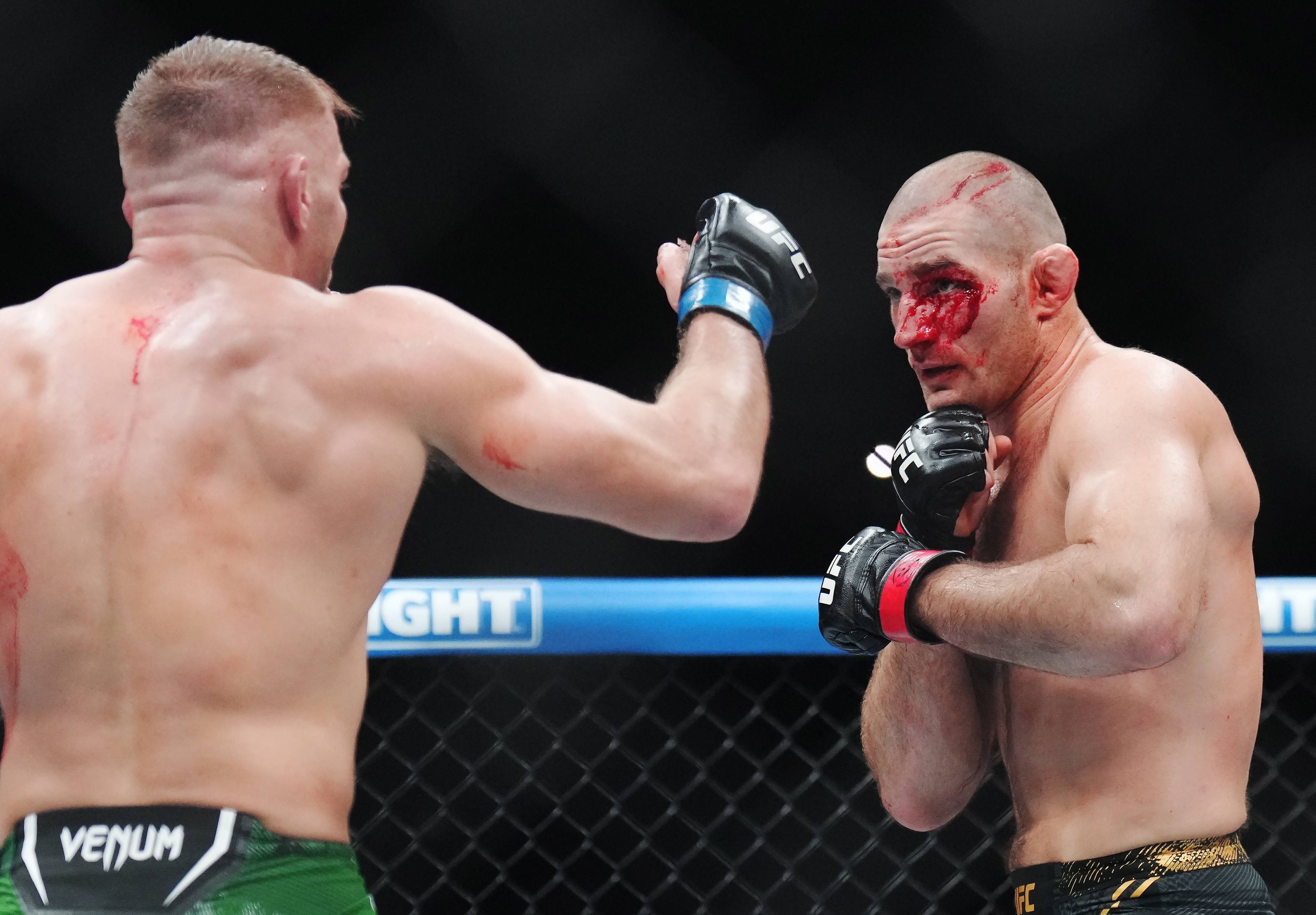 Un famoso campeón de UFC, suspendido por agresión