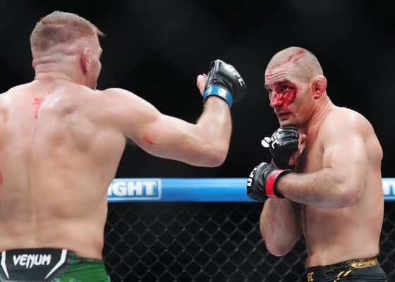 Un famoso campeón de UFC, suspendido por agresión 