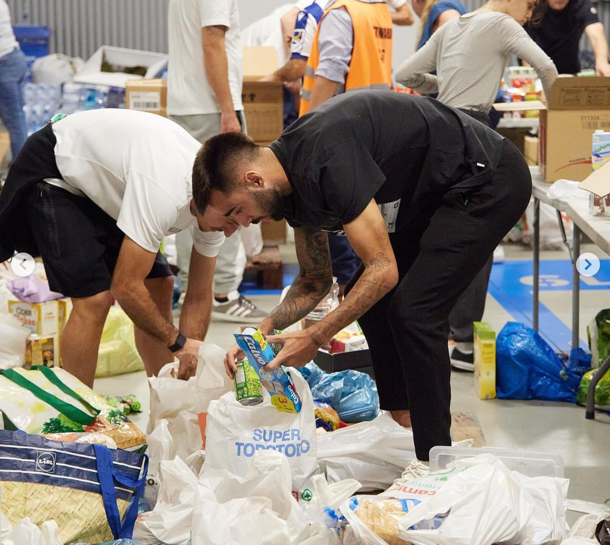 Los jugadores de la Real, del Pizjuán a recoger alimentos en Anoeta
