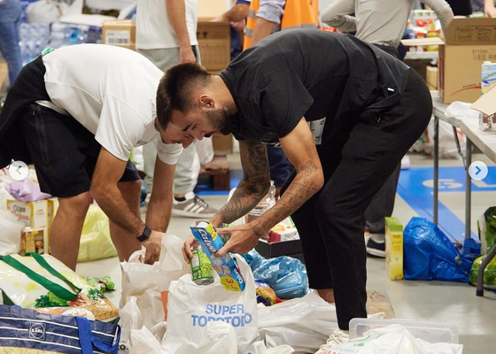 Los jugadores de la Real, del Pizjuán a recoger alimentos en Anoeta