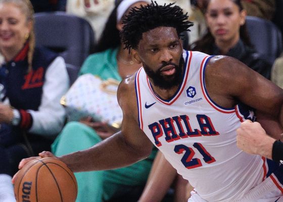 Joel Embiid llega a tiempo y Cooper Flagg anuncia su despedida por todo lo alto