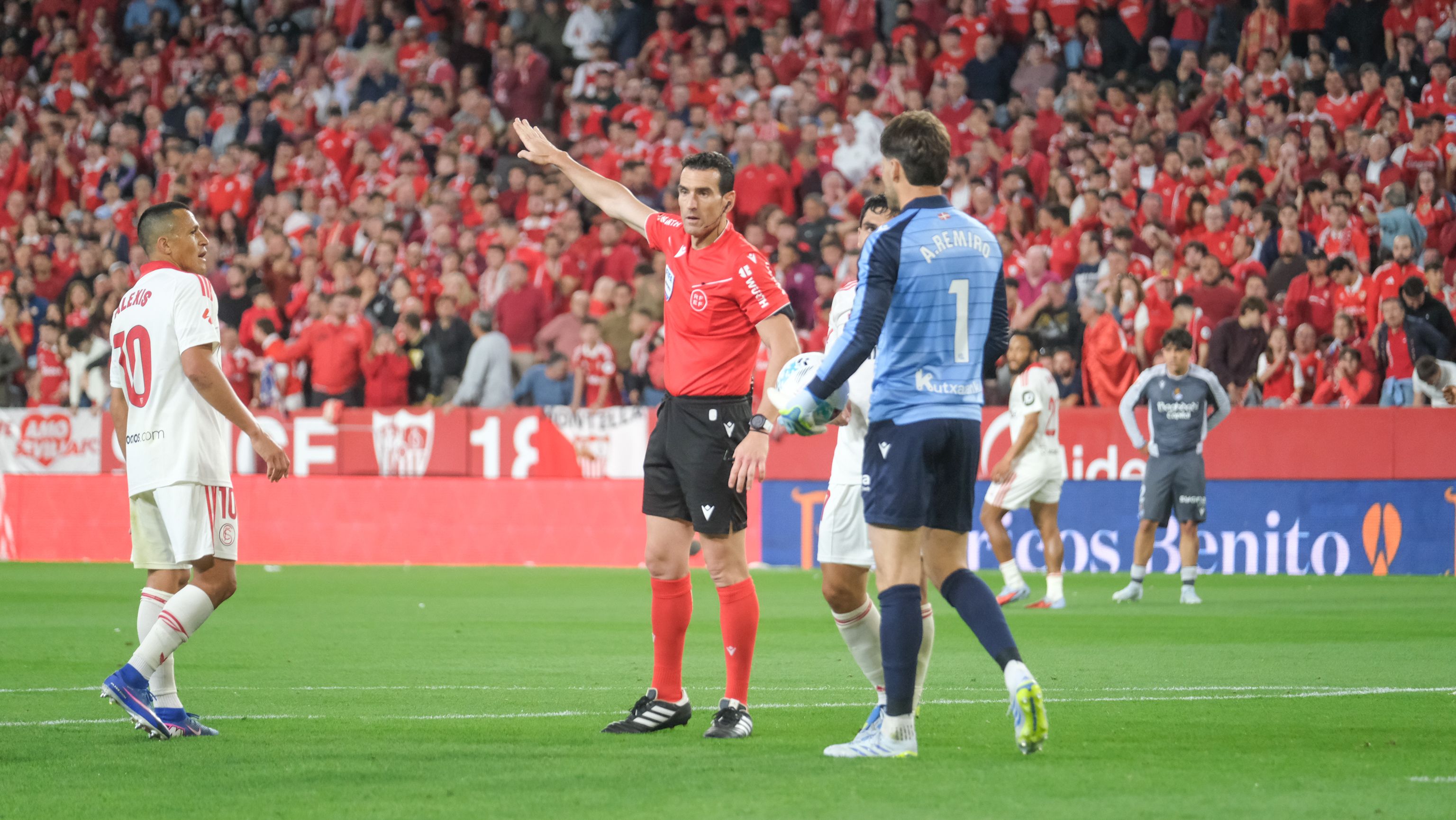 Castrín da la razón al árbitro en el gol anulado, pero Iturralde no está de acuerdo