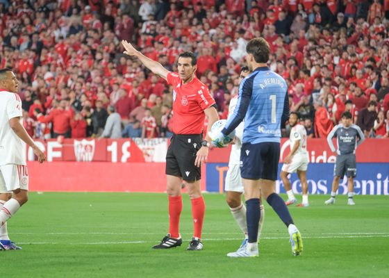 Castrín da la razón al árbitro en el gol anulado, pero Iturralde no está de acuerdo
