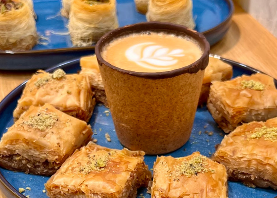 En Sevilla se toma el café y se muerde: la innovadora cafetería con vasos comestibles