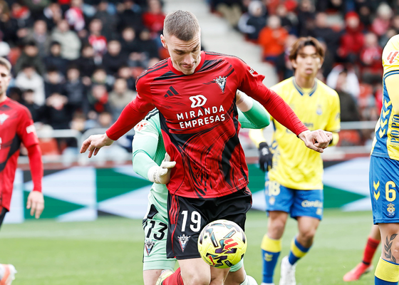El Mirandés busca "no volverse loco" con el descenso en LaLiga Hypemrotion