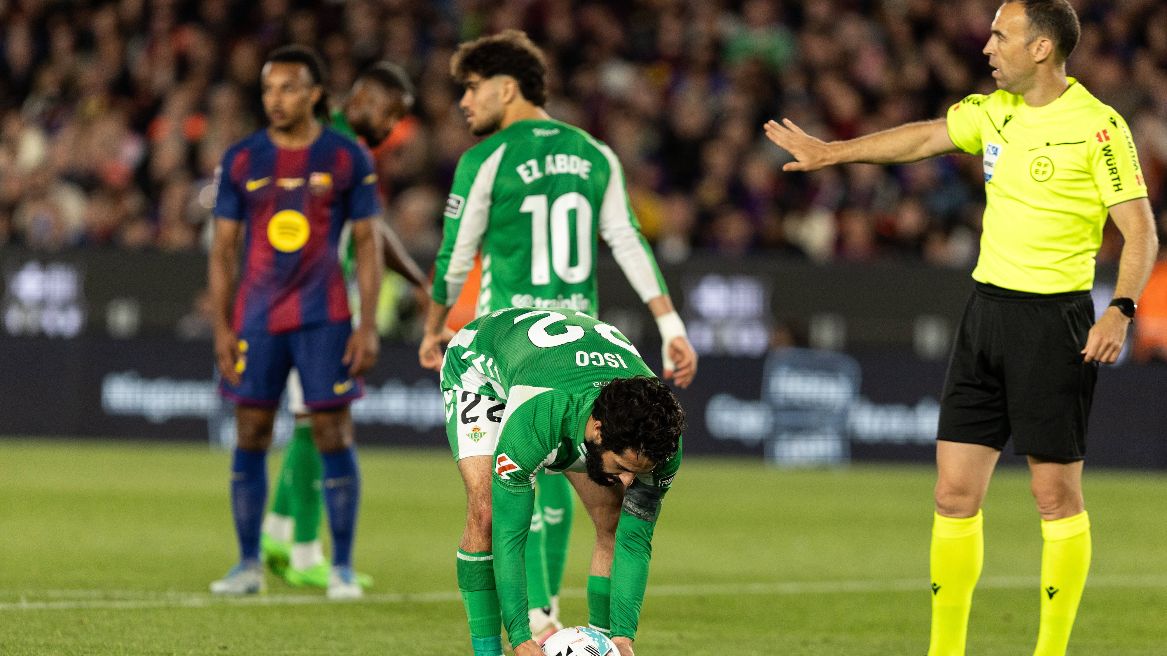 El audio del VAR para convencer al árbitro del Barcelona - Betis de que anulase el penalti: "Es Isco quien golpea a Gavi"