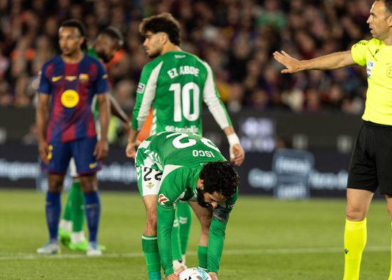 El audio del VAR para convencer al árbitro del Barcelona - Betis de que anulase el penalti: "Es Isco quien golpea a Gavi"