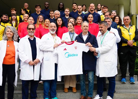 El Sevilla FC reparte ilusión en el Hospital Virgen Macarena