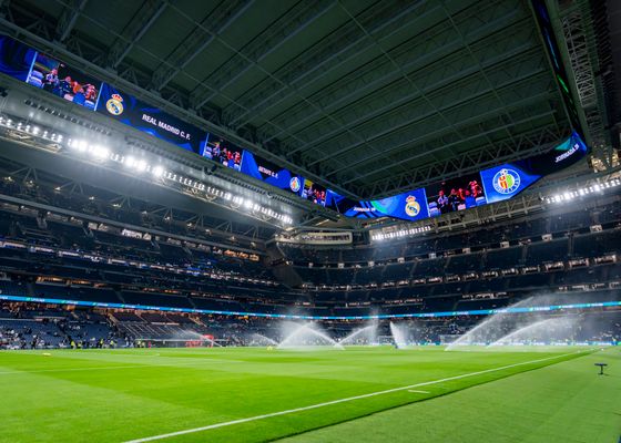 Un saludo nazi en el Real Madrid - Benfica acaba en sanción y advertencia de cierre parcial del Santiago Bernabéu