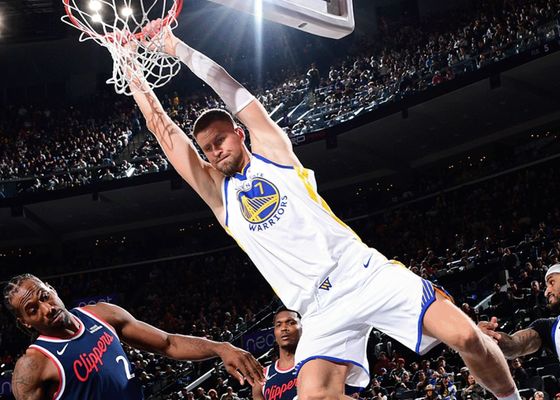 Stephen Curry y Gui Santos mandan a casa a Kawhi Leonard
