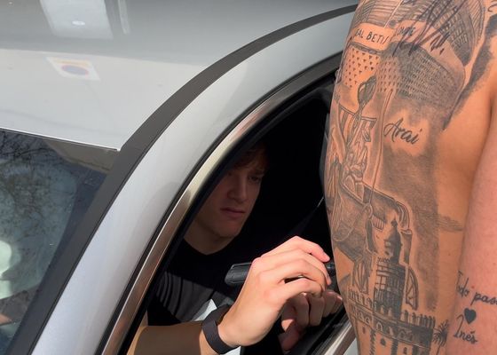 El autógrafo más loco de Jesús Rodríguez: la perla bética ya firma espaldas