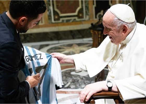 El agente del Papu Gómez se encomienda al Papa Francisco