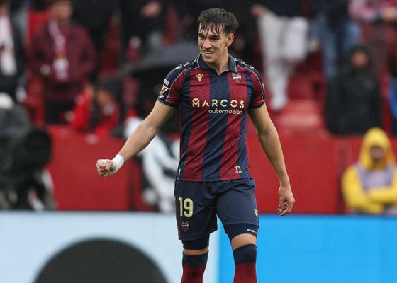 “Carlos Espí seguirá creciendo en el Levante”: renovación hasta 2028 para el delantero del futuro granota