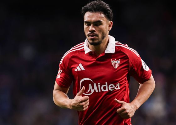 Suazo aclara su futuro tras perder su sitio en el Sevilla con García Plaza: "Acá es donde quiero estar"