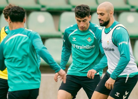 Amrabat alegra la cabizbaja vuelta al trabajo del Betis para empezar a preparar su regreso a la Europa League