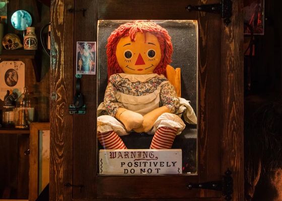 Sale a la luz la causa de la muerte del investigador que custodiaba a la muñeca Annabelle 