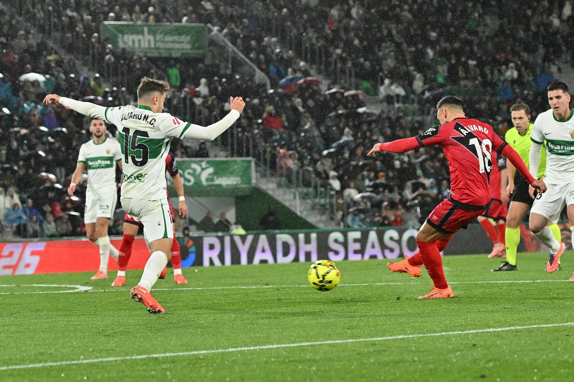 Elche 4-0 Rayo Vallecano: Festival del Elche en el Martínez Valero para cerrar el año por todo lo alto