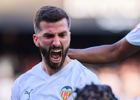 Gayá, capitán del Valencia, hace historia en Mestalla: "Es algo que has soñado toda tu vida"