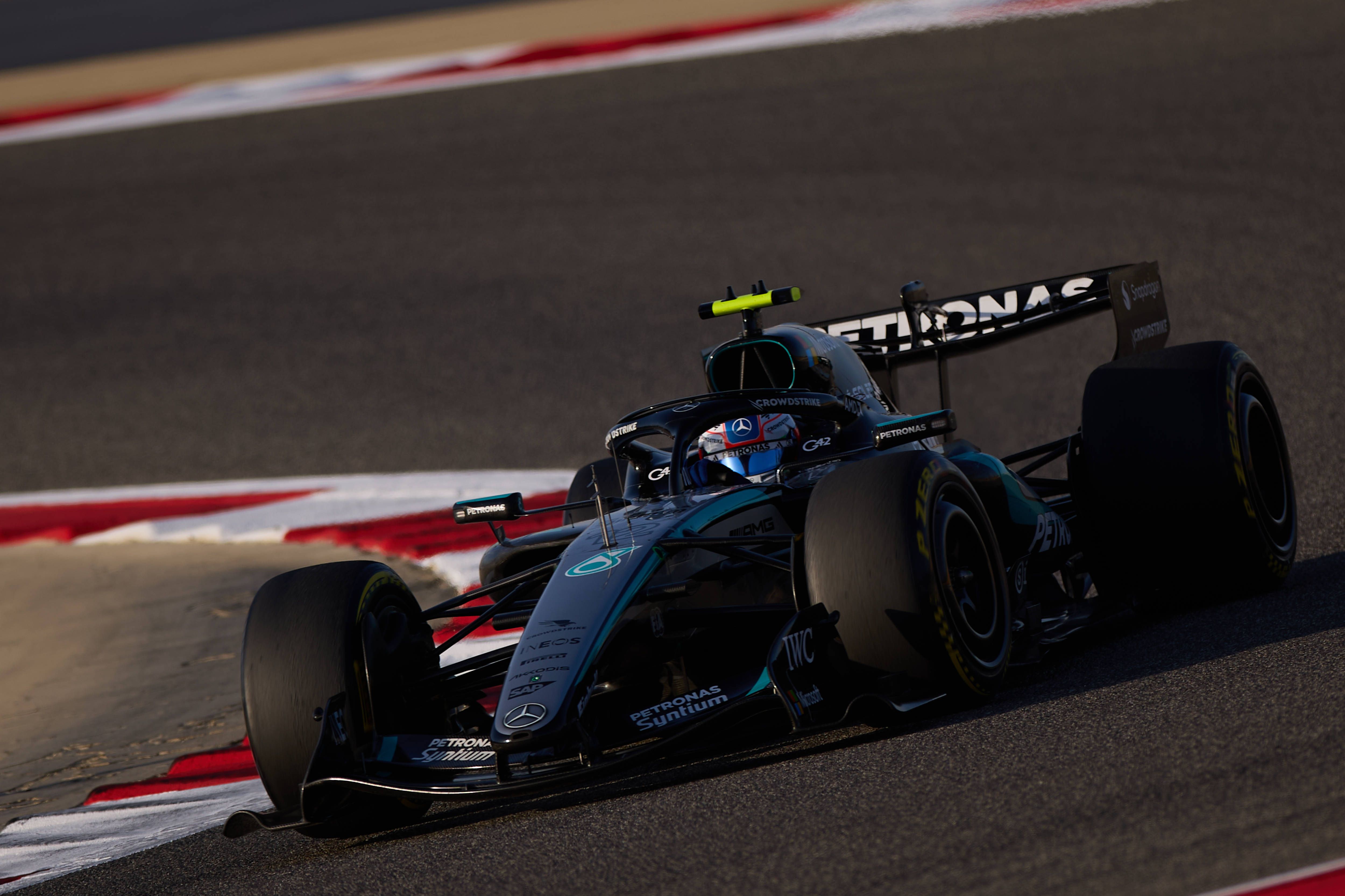 Mercedes y McLaren vuelan, Verstappen se pone manos a la obra y Aston Martin ni está ni se le espera