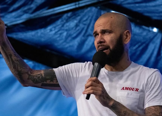 Dani Alves conquista el Metropolitano ante más de 35.000 personas