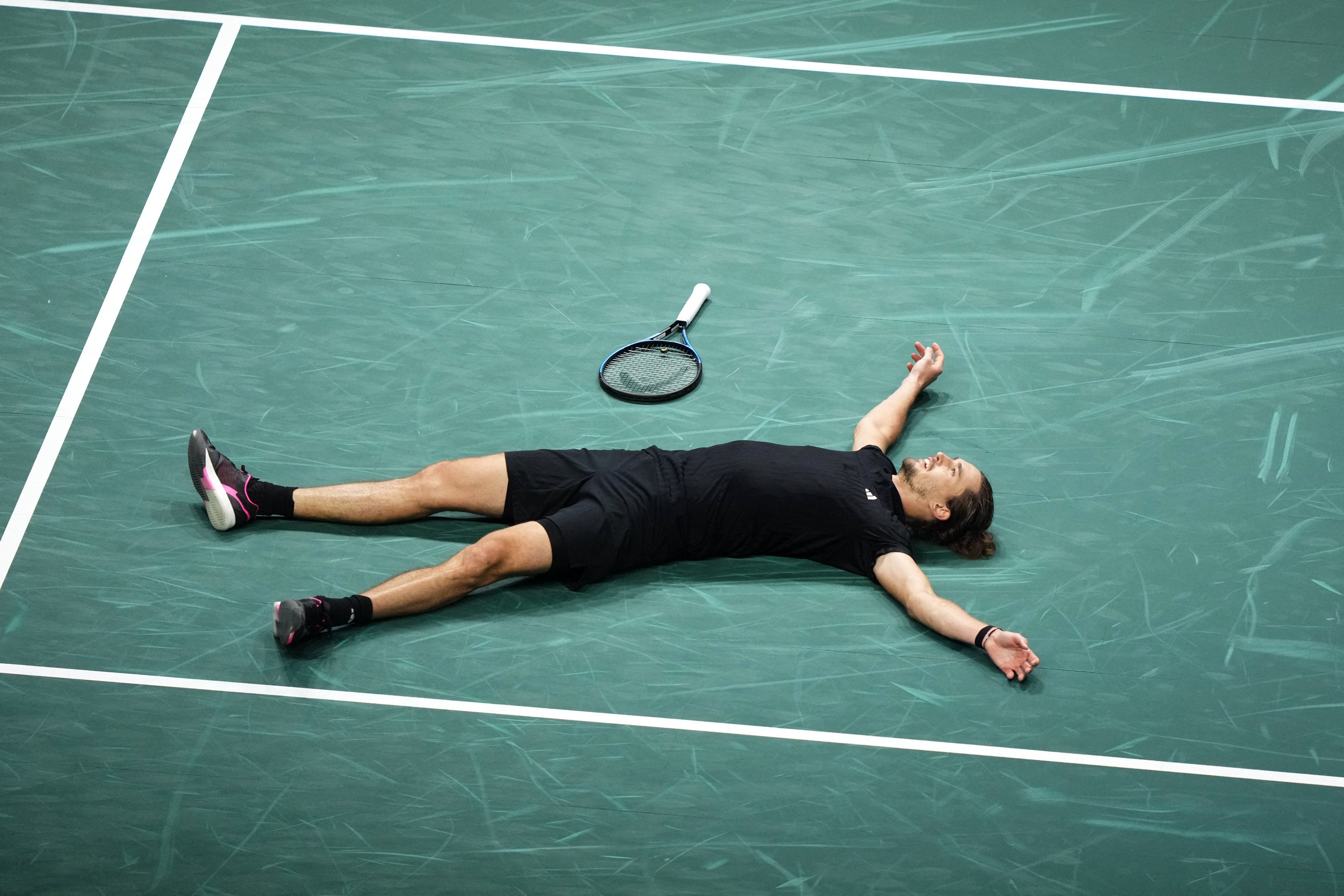 Zverev remonta un partido agónico en París para defender el título ante Sinner