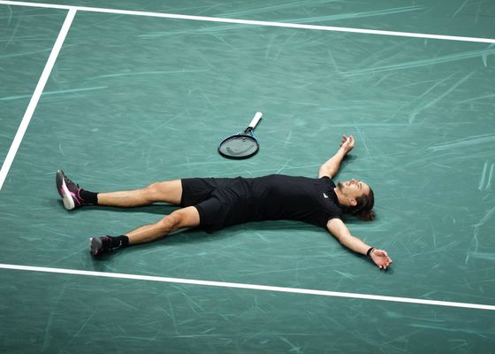 Zverev remonta un partido agónico en París para defender el título ante Sinner