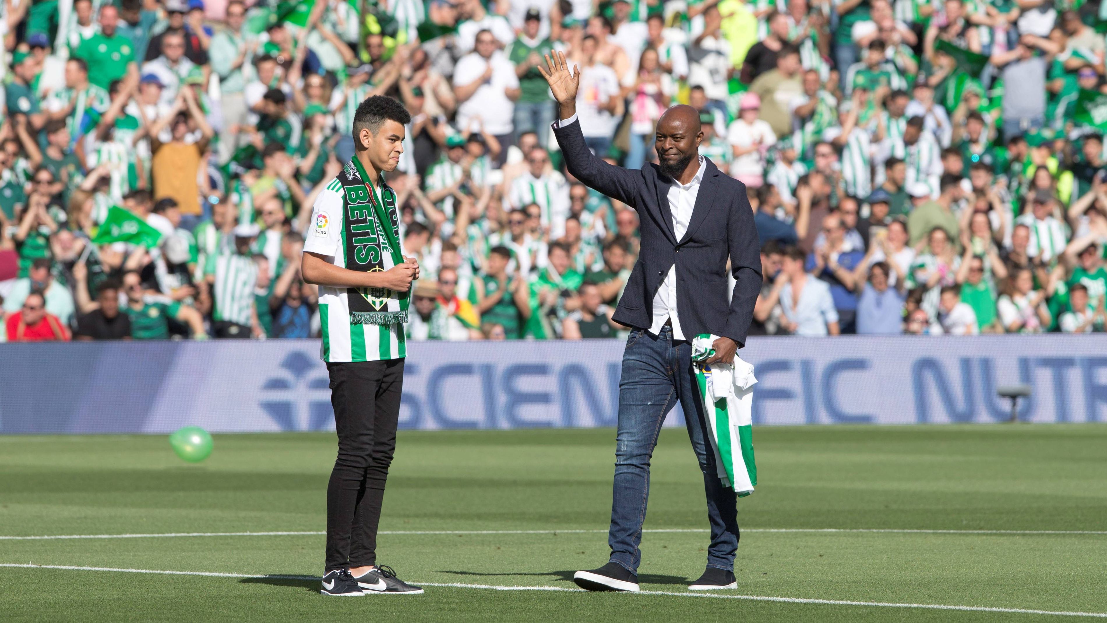 Finidi, "triste" por no poder fichar por el Real Madrid, fue "muy feliz en el Betis"