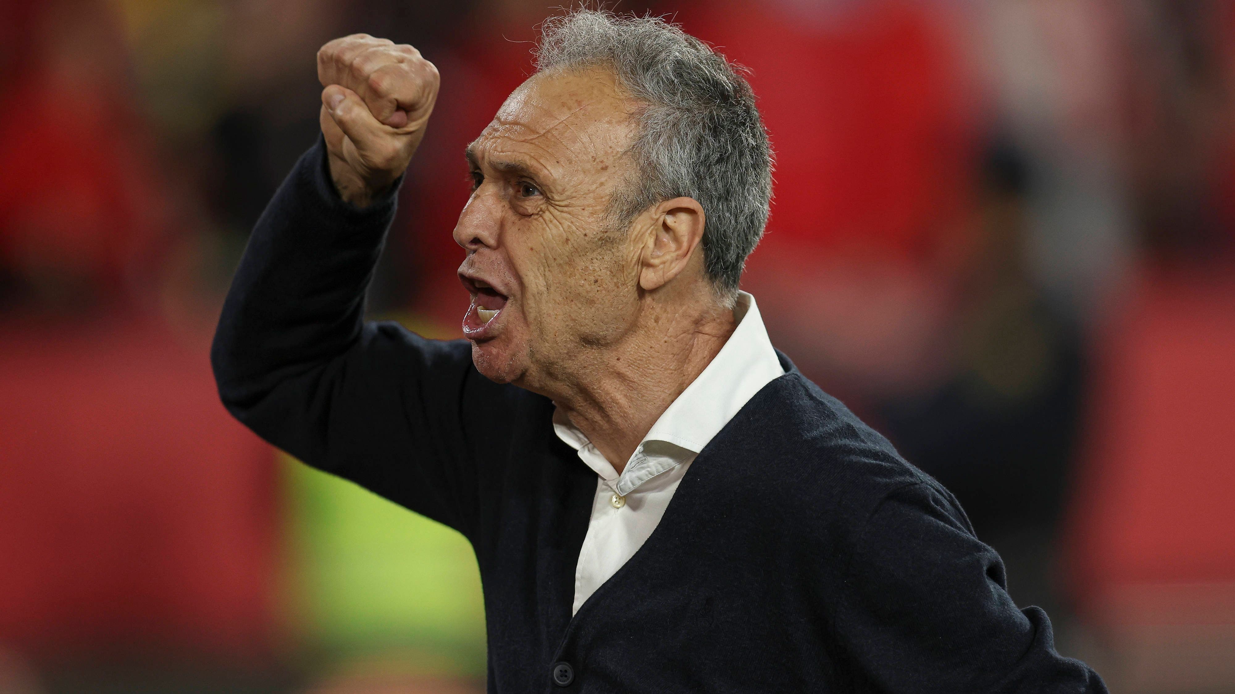 Caparrós se suma a la arenga para buscar la salvación del Sevilla: "Nos tiene que hervir la sangre roja"