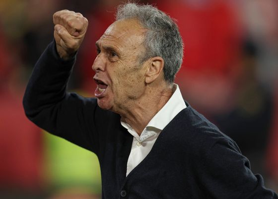 Caparrós se suma a la arenga para buscar la salvación del Sevilla: "Nos tiene que hervir la sangre roja"
