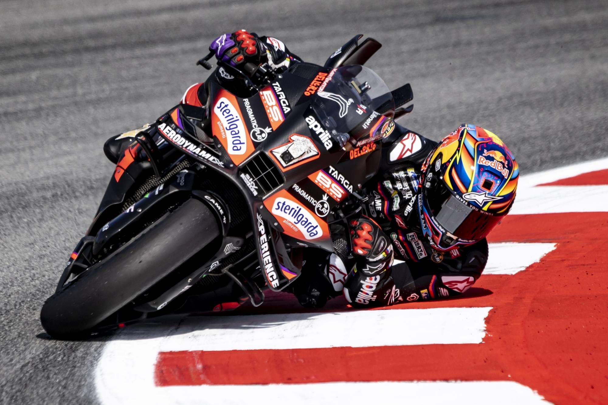 Jorge Martín vuelve a caerse, dice adiós en Montmeló a la Q2 de MotoGP y Pedro Acosta lo aprovecha