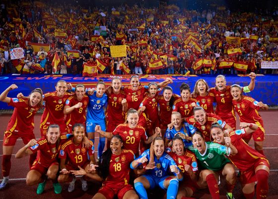 España vuelve a la cima