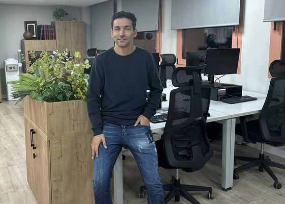 Jesús Navas visita la nueva redacción de ESTADIO Deportivo