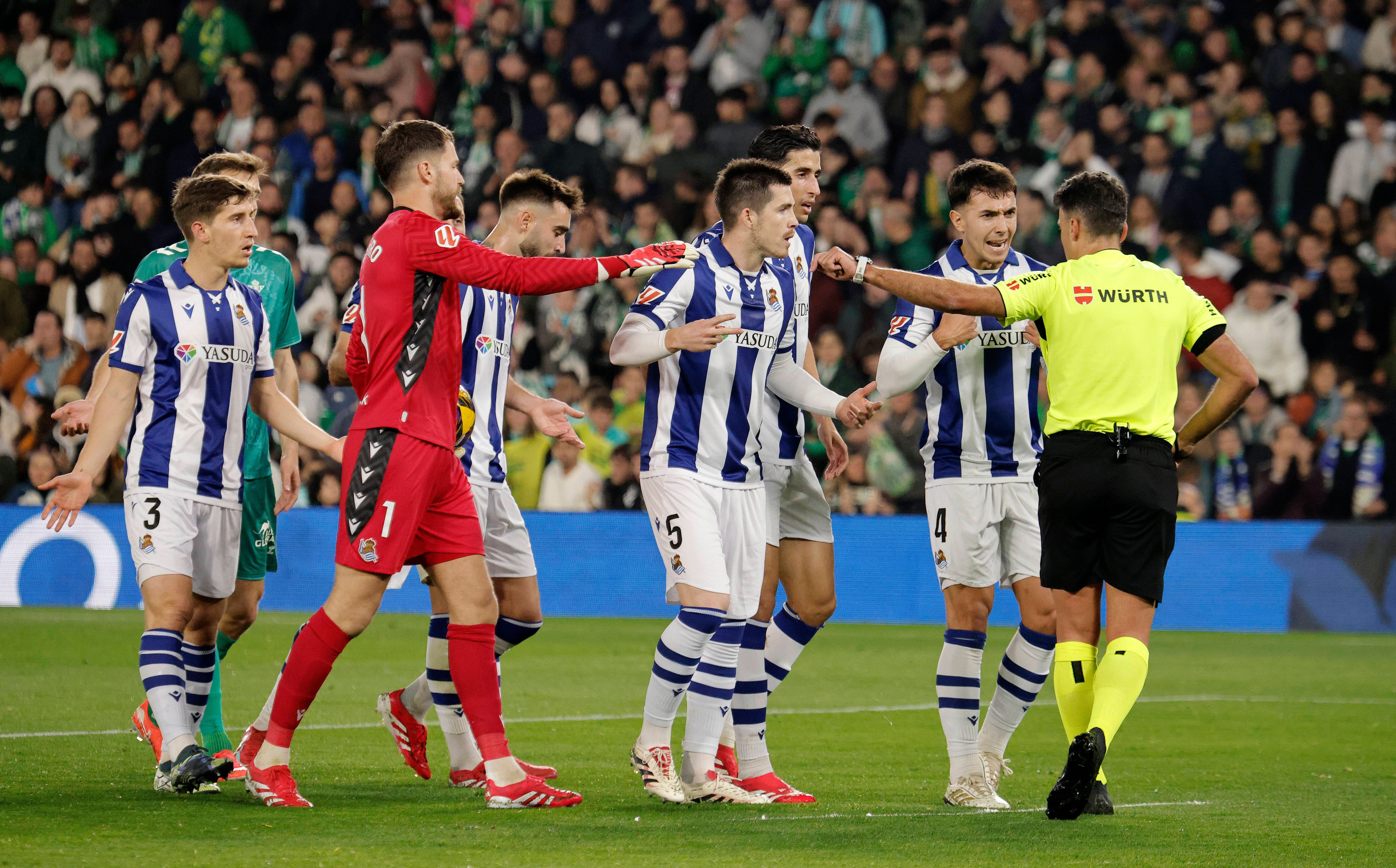 Zubimendi denuncia injusticias arbitrales: "En LaLiga se está viendo acciones difíciles de analizar y hoy nos ha tocado a nosotros"