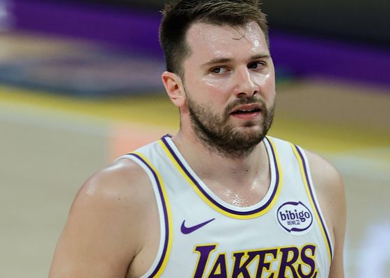 Frenazo para Luka Doncic y rotunda reacción de Victor Wembanyama